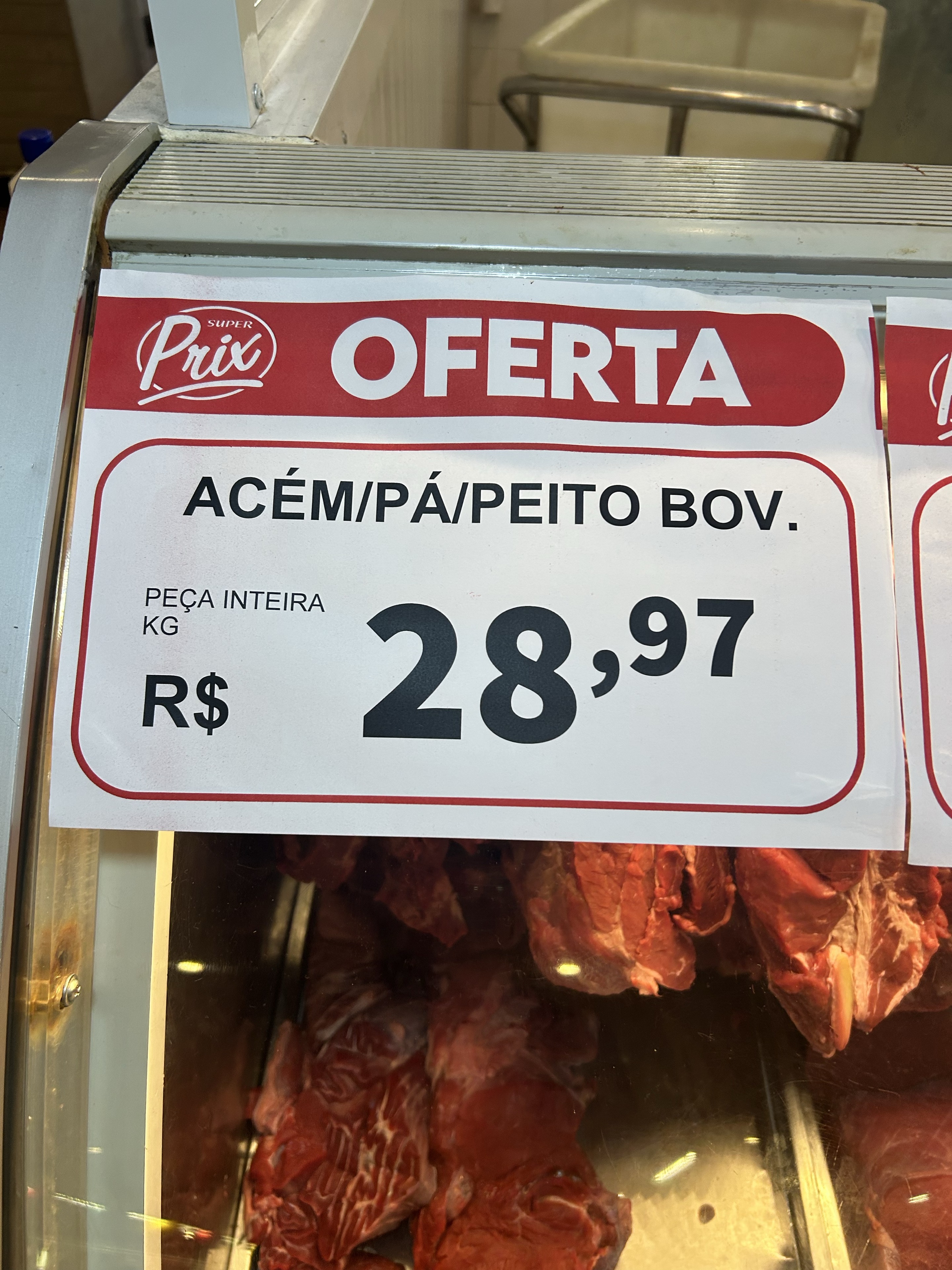 Carne no balcão do supermercado com a etiqueta de oferta inteira: Acém, pá ou peito bovino por R$ 28,97 o quilo